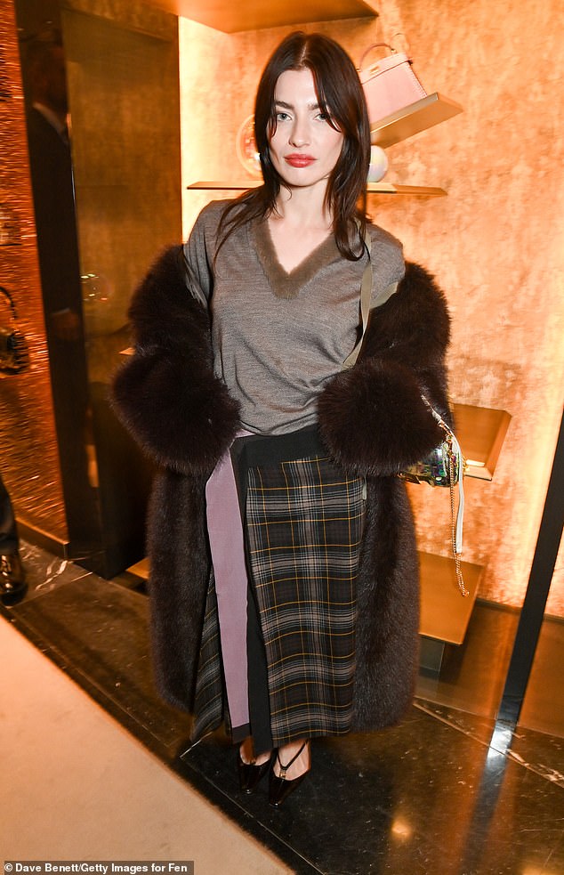 ارتدت سيدني ليما مجموعة غير رسمية تتكون من بلوزة كبيرة الحجم وتنورة من الترتان