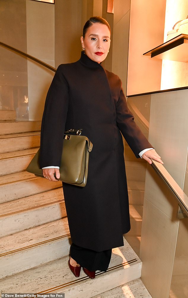 ظهرت جيسي وير بمظهر أنيق بمعطف من الصوف ذو ياقة عالية