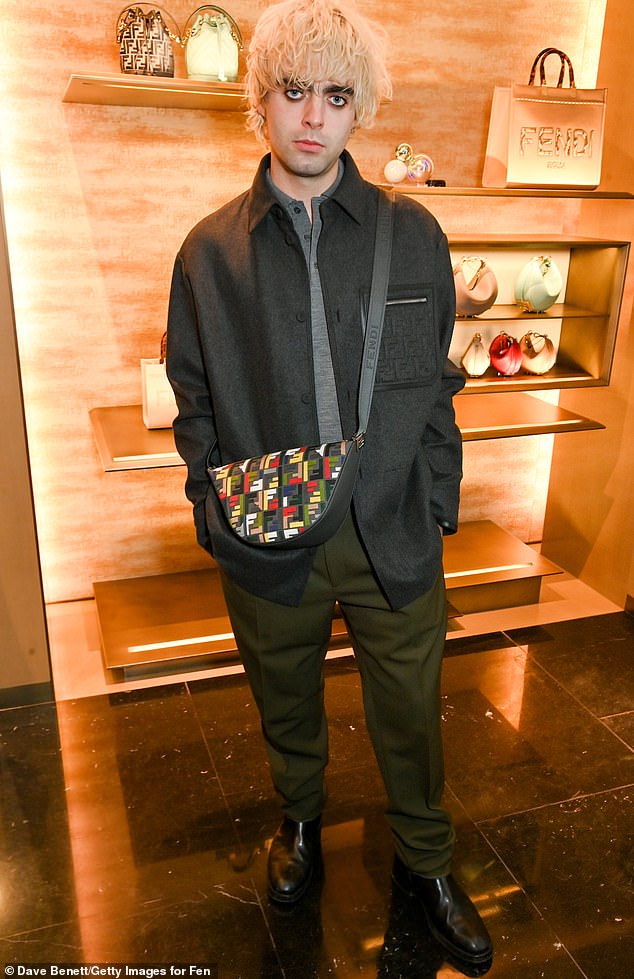 واختار لينون، البالغ من العمر 25 عامًا، سترة منظمة وسروالًا أنيقًا وحذاء تشيلسي، واستمر في هز شعره المبيض.