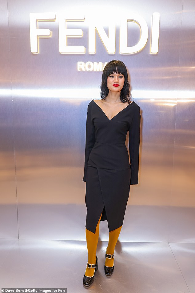 بدت إيما ويندر ملتوية في فستان ميدي منظم وجوارب صفراء