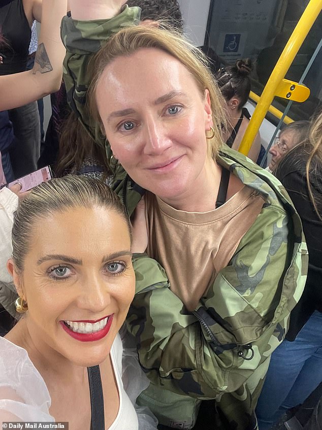 لقد دفعت صديقتي كاتي (كلاهما في الصورة) إلى القدوم معي وبينما كنا في طريقنا بالقطار من المحطة المركزية إلى الحديقة الأولمبية، كانت العربات مكتظة بمشجعي كولدبلاي. انطلقت موسيقى كولدبلاي عبر مكبرات الصوت في القطار