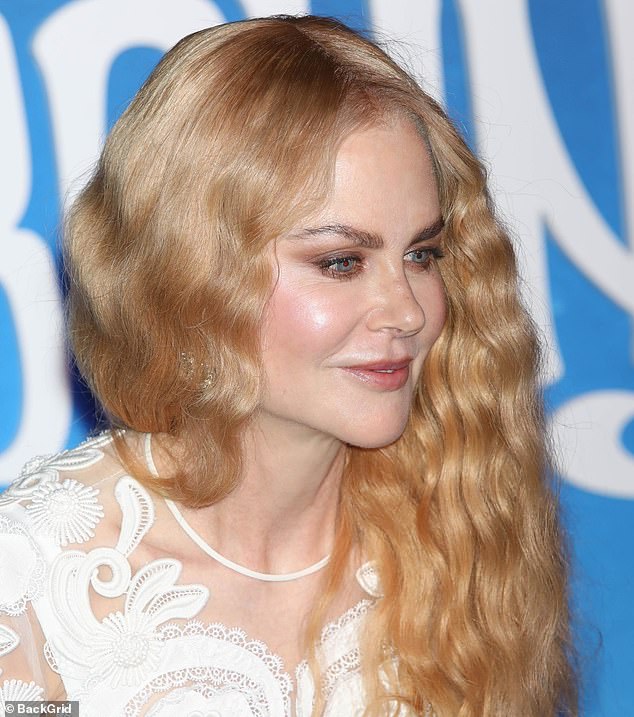 جلس النسج فوق رأسها وكان مرئيًا فوق جبهتها