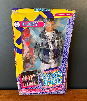 لقد احتفظت أختي بدمية روبي الخاصة بها كما هي ولا تزال معلبة، بينما تم انتزاع دمية غاري الخاصة بي على الفور