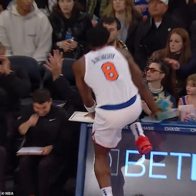 اصطدم نجم كرة السلة بحاجز في الملعب وأدى إلى تحليق فشار هاثاواي في الهواء