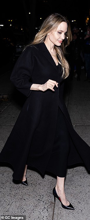 بدت صفارات الإنذار على الشاشة الفضية رائعة مع البشرة المتوهجة والمكياج الخفيف