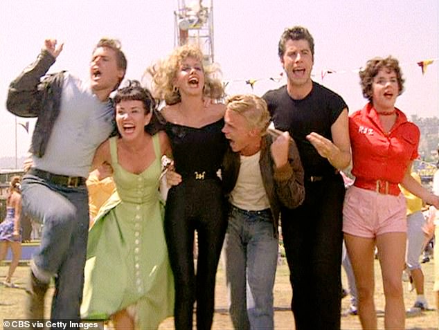 جون ترافولتا في فيلم Grease مع، من اليسار، جيف كونواي (في دور كينيكي)، جيمي دونيلي (في دور جان)، أوليفيا نيوتن جون (في دور ساندي)، كيلي وارد (في دور بوتزي)، وستوكارد تشانينج (في دور ريزو)