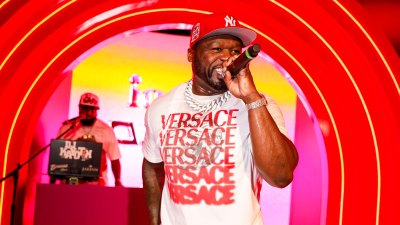 50 Cent تقدم أداءً ملحميًا مفاجئًا في حدث Soda Brand Poppis StarStudded في NYFW