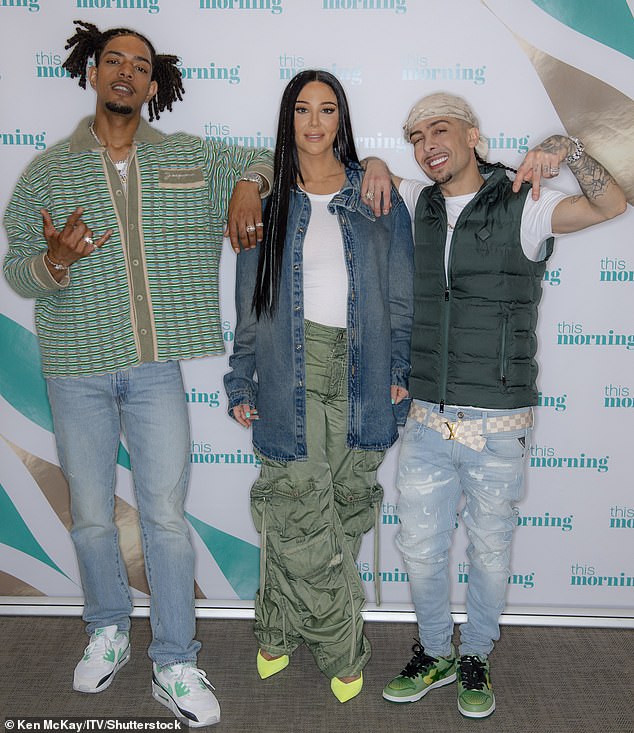 (LR) تم تصوير Fazer وTulisa وDappy من N-Dubz في وقت سابق من هذا العام