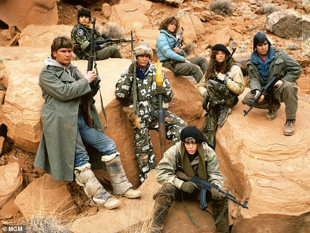 عمل جراي وسويزي معًا في فيلم Red Dawn عام 1984 عندما كانا مراهقين يقاتلان ضد الغزو السوفيتي للولايات المتحدة والذي شمل مدينتهما الصغيرة في كولورادو. كان من المفترض أن يصوروا مشهدًا جنسيًا، لكن جراي قال إن سوايزي كان مخمورًا ولم يعرف سطوره