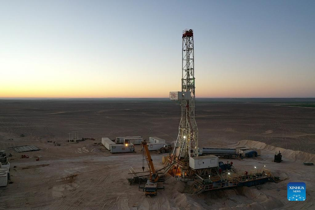 صورة جوية تظهر منصة حفر آبار تابعة لشركة Zhongman Petroleum and Gas Group الصينية (ZPEC) في مزرعة بنجر في صحراء محافظة المنيا، مصر في 2 فبراير 2021. (ZPEC/Handout via شينهوا)