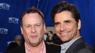 جون ستاموس يرسل الحب إلى Costar Dave Coulier