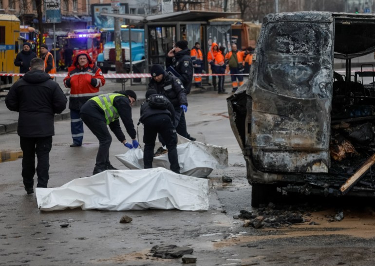 مادة حساسة. هذه الصورة قد تكون مسيئة أو مزعجة ضباط الشرطة يغلقون حقيبة بها جثة شخص قُتل في ضربات صاروخية روسية، وسط الهجوم الروسي على أوكرانيا، في كييف، أوكرانيا في 18 يناير 2025. رويترز/جليب جارانيتش