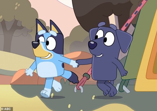 حتى أن أحد محبي Bluey المتفانين توقع أن النسخة القادمة على الشاشة الكبيرة من البرنامج التلفزيوني العالمي ستشهد عودة شخصية محبوبة للغاية. بالانتقال إلى موقع Adult Bluey Fan على فيسبوك، اقترح أحد المستخدمين أن الفيلم، الذي لم تتم كتابته بعد، من المحتمل أن يضم جان لوك. في الصورة: اللابرادور الأزرق الرائع (على اليمين) الذي ظهر في حلقة 