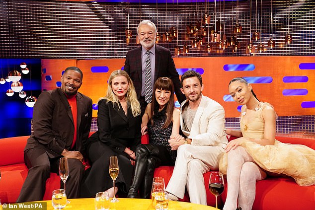 يُعرض برنامج Graham Norton على قناة BBC One يوم الجمعة 17 يناير. في الصورة: جيمي وكاميرون وجراهام نورتون وميشيل يوه وجوناثان بيلي وجريف