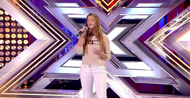 في المركز الثالث، كان نيفيس مونيوز، مرشح برنامج X Factor Spain (في الصورة) يقوم بإصدار نسخة غريبة جدًا من Sia's Chandelier خلال مرحلة الاختبارات في عام 2016.