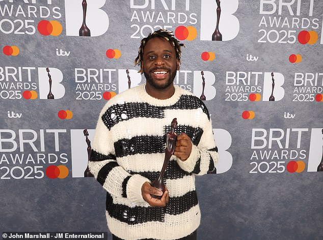 ستقدم مايلز سميث الحائز على جائزة Brits Rising Star في الحدث الموسيقي السنوي