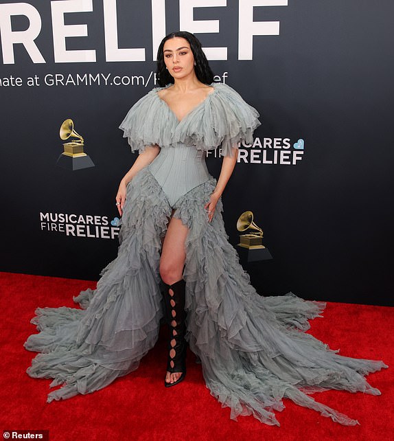 يشير Charli XCX على السجادة الحمراء خلال حفل توزيع جوائز Grammy السنوي السادس عشر في لوس أنجلوس ، كاليفورنيا ، الولايات المتحدة ، 2 فبراير 2025. رويترز/دانيال كول