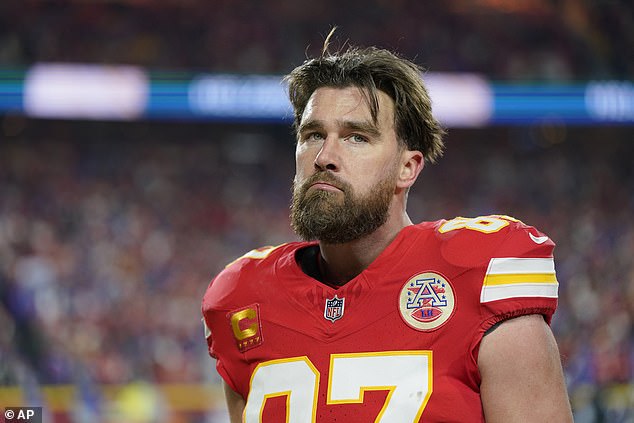 يبدو أن فرقة لافتة للنظر تشيد أيضًا بفريق NFL Trent Lend ، The Kansas City Chiefs ، حيث تم القيام به في ظل مماثل لنظام الألوان الأحمر للفريق ؛ تم تصوير كيلس الشهر الماضي في مدينة كانساس سيتي