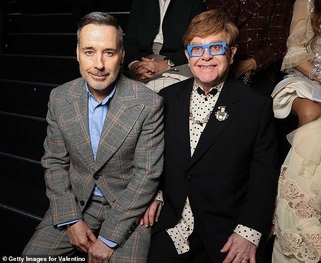 تم دعم الموسيقي من قبل الزوج David Furnish (في الصورة) خلال صراعاته الصحية الأخيرة