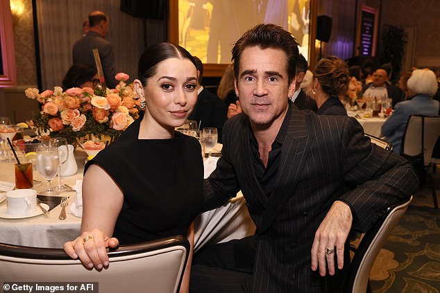 (LR) CRISTIN MILIOTI وكولين فاريل من البطريق جلس جنبًا إلى جنب