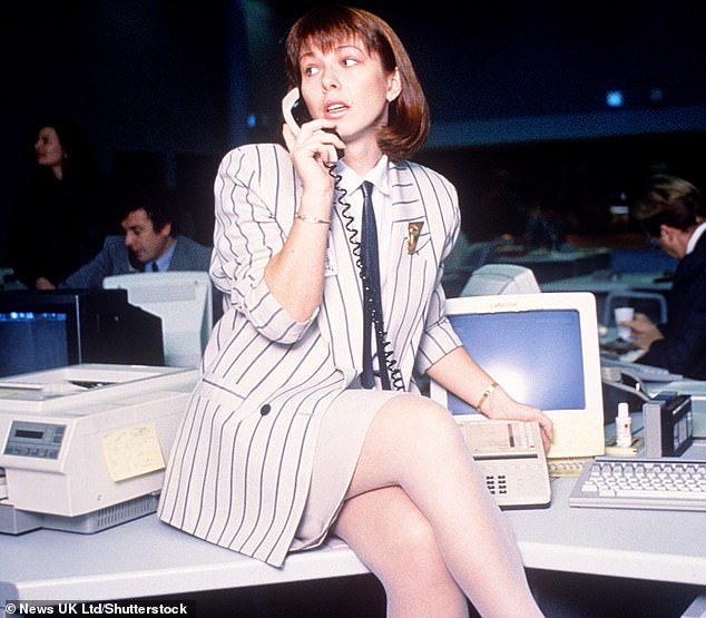 Kay Burley في اليوم الذي تم إطلاق Sky News في عام 1989. أعلنت تقاعدها في عيد ميلاد القناة السادس والثلاثين