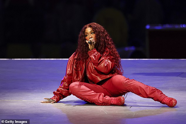 تم عرض SZA ، الذي تم تأريخه لفترة وجيزة ، على أغنيتين مع Kendrick ، ​​على الرغم من أنها لم تشمل JABS في Drake