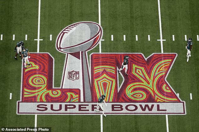 لاعبي فيلادلفيا إيجلز الاحماء قبل مباراة كرة القدم Super Bowl 59 ضد Kansas City Chiefs ، الأحد ، 9 فبراير 2025 ، في نيو أورليانز