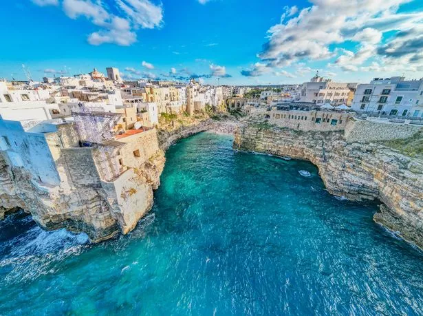 تقع قرية Polignano-A-Mare الجميلة في الساحل من باري مباشرة