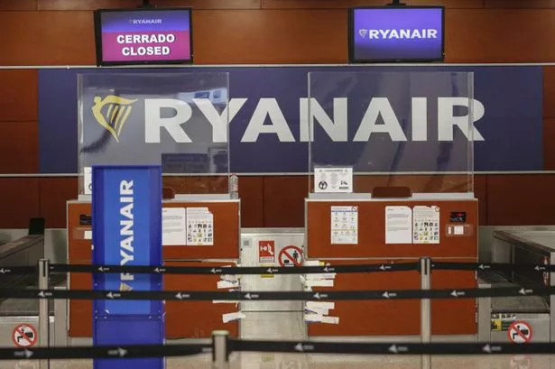 مكتب تسجيل الوصول Ryanair مغلق أثناء إجراء الإضراب المتعلق بالدفع من قبل EasyJet PLC و Ryanair Holdings PLC العمال 