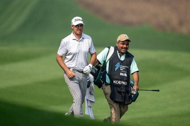 يسير Chase Koepka من الولايات المتحدة إلى اللون الأخضر مع Caddy on Hole 4 خلال الجولة الثانية من السلسلة الدولية الهند