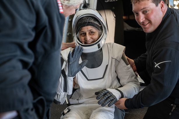 يتم مساعدة رائد فضاء ناسا سوني ويليامز على الخروج من مركبة فضائية من Spacex Dragon