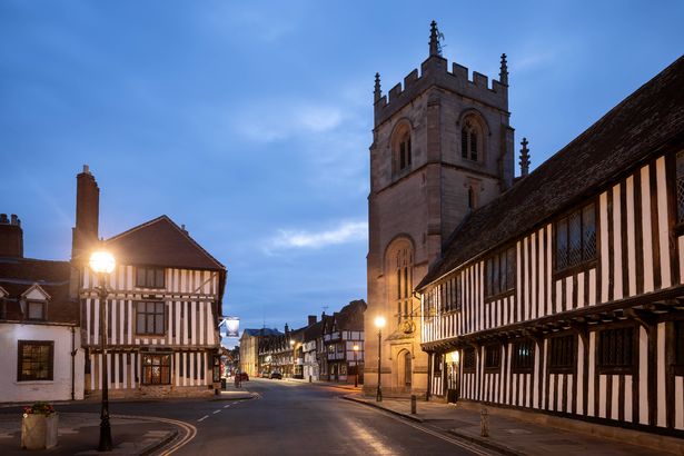 The Guild Chapel و Shakespeare's School Room & Guildhall و Stratford-Upon-Avon و Warwickshire و England The Guild Chapel of Holy Cross هي مصلى من أصول القرن الثالث عشر. تقع الكنيسة في شارع الكنيسة ، مقابل منزل ويليام شكسبير ، صورة جديدة للمكان التقطت في الصباح الباكر في 12 أكتوبر 2022