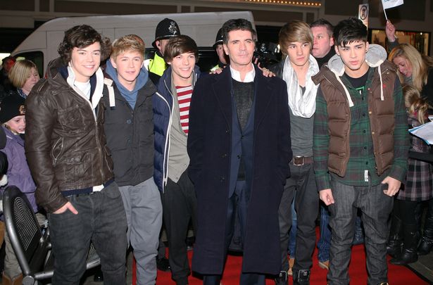 يتم تصوير One Direction Lads مع Simon Cowell قبل نهائي X Factor في عام 2010