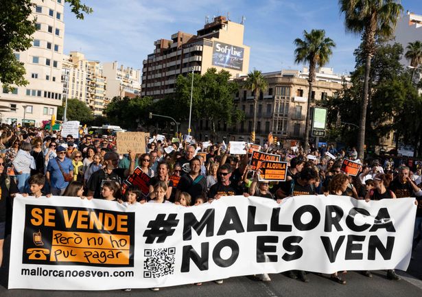 يحمل المتظاهرون لافتة قراءة "Mallorca ليس للبيع" خلال مظاهرة للاحتجاج على تعقيد أسعار السياحة والسكن في جزيرة مايوركا في بالما دي مايوركا في 25 مايو 2024. 