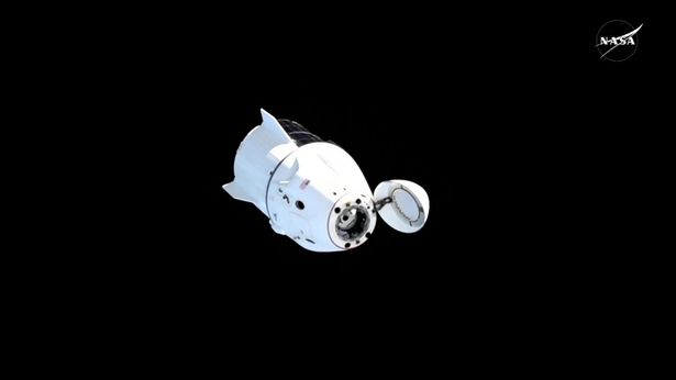 طاقم الطاقم من وحدة هارم ميناء مواجهة الفضاء على متن مركبة الفضاء Spacex Dragon في الساعة 5:05 صباحًا بتوقيت المملكة المتحدة يوم الثلاثاء (18 مارس).  