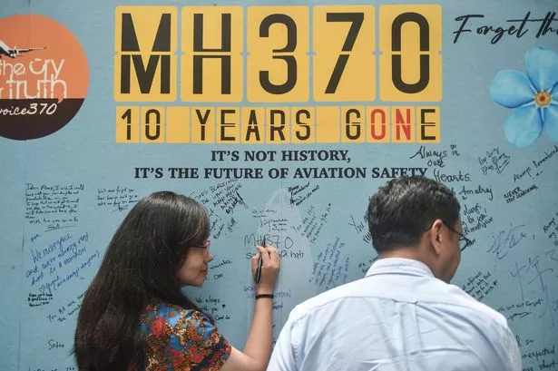 الناس يكتبون على جدار الذكريات ل MH370