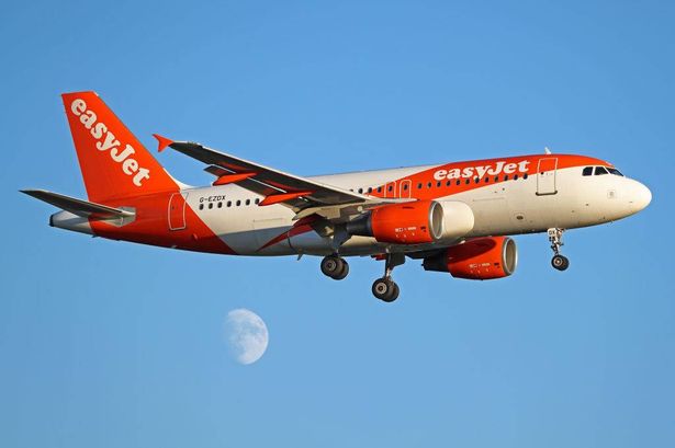 Airbus A19-111 من EasyJet Lands في المطار