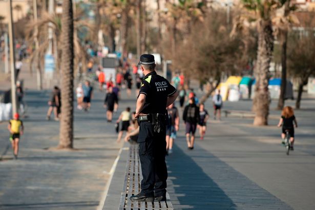 ضباط الشرطة الذين يراقبون شاطئ La Barceloneta في برشلونة (الأسهم)