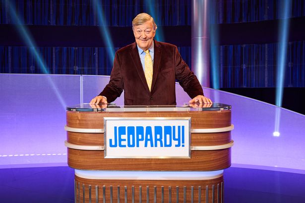 ستيفن فراي يستضيف نسخة المملكة المتحدة من Jeopardy!