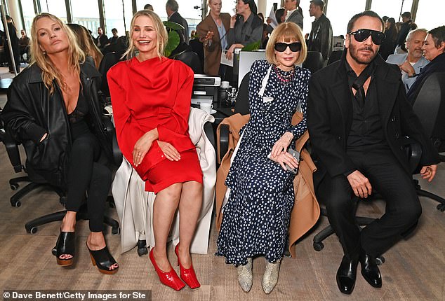 انضم الزوج (في الصورة اليسار) من قبل أسطورة Vogue Anna Wintour (اليمين الثاني) والمصمم Tom Ford (أقصى اليمين)