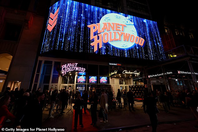 نشأت Planet Hollywood ، التي أصبحت الآن مع أربعة مطاعم وخمس منتجعات ، في أواخر الثمانينيات عندما اقترب منتجو هوليوود من إيرل ، ثم مالك Hard Rock Cafe. ظهر موقع Planet Hollywood الرائد في شارع West 57 في عام 1991