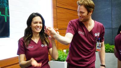 تعترف Torrey Devitto من Chicago Med بأنها لا تزال تحمل شمعة لـ Manstead