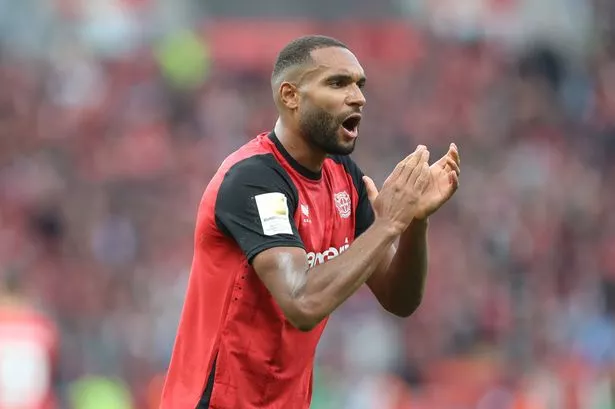 ليفركوسن ، ألمانيا - 19 أكتوبر: جوناثان تاه من باير 04 لفتات ليفركوسن خلال مباراة البوندسليجا بين باير 04 ليفركوسن وإينتراتشت فرانكفورت في بايارينا في 19 أكتوبر 2024 في ليفركوسن ، ألمانيا. (تصوير صور أوليفر كيلك/ديدودي عبر غيتي إيمايز)