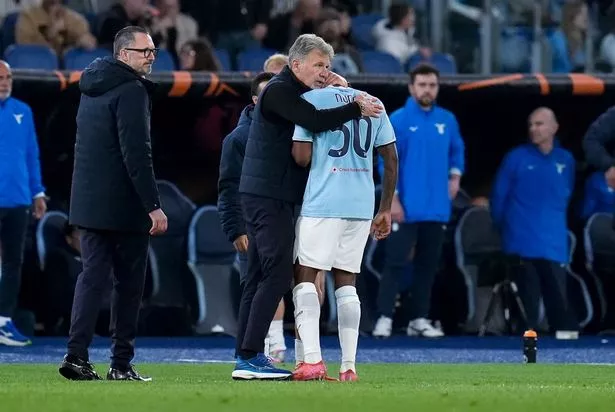 ماركو باروني المدير الفني لمجهزة SS Lazio Donesists Nuno Tavares بعد أن غادر الملعب خلال مباراة UEFA Europa League 2024/25 في المرحلة الثانية من مباراة مباراة ثانية بين SS Lazio و FK Bodo/Glimt في Stadio Olimpico في 17 أبريل 2025 في روما ، إيطاليا. (تصوير Giuseppe Maffia/Nurphoto عبر Getty Images)