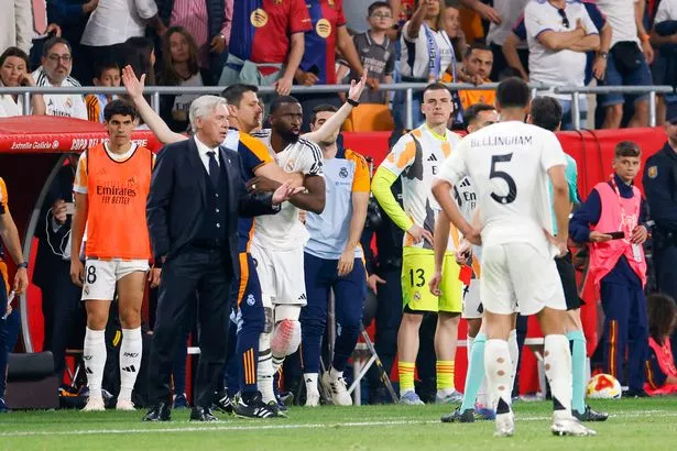 يجادل أنطونيو روديجر من ريال مدريد مع الحكم خلال مباراة كوبا ديل ري النهائية بين ريال مدريد و FC Barcelona في La Cartuja في إشبيلية ، إسبانيا ، في 26 أبريل 2025.