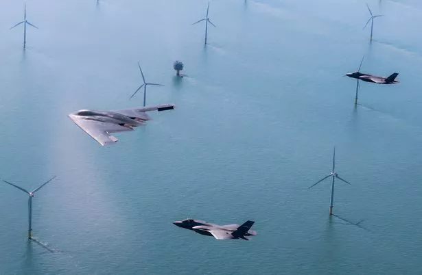 قاتل: B2 Stealth Bomber Patrols Skies