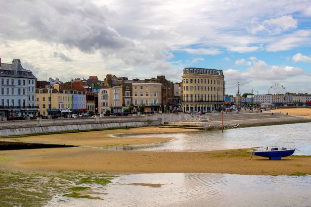 منظر لخليج Margate ، Sandy Beach في Low Tide ، خطوات King's ، والمباني في العرض في Margate ، Kent ، بريطانيا العظمى.