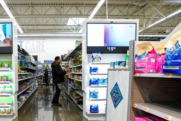 يقدم Walmart مجموعة من المنتجات ، بما في ذلك إمدادات الحيوانات الأليفة وسلع الأدوات المنزلية