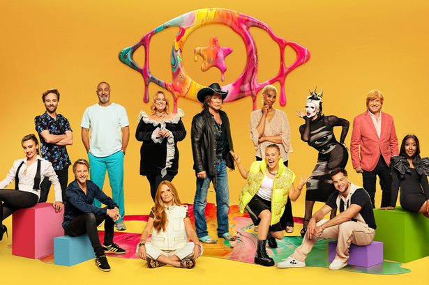 وقف زملاء البيت في المشاهير Big Brother 2025 في صورة ترويجية تُظهر لهم جميعًا أمام شعار العين للعرض بخلفية صفراء خلفهم.