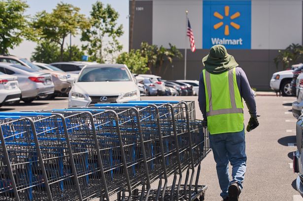 هناك أكثر من 10000 محلات السوبر ماركت Walmart - لكن التسوق عبر الإنترنت مهم بشكل متزايد أيضًا